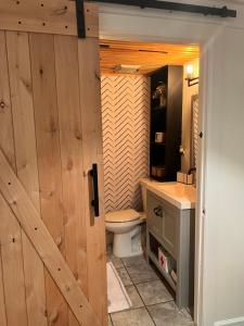 布鲁克林LUXE BROOKLYN Getaway的一间带卫生间和木门的浴室