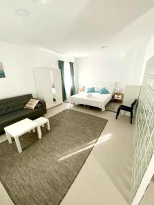 奥里韦拉斯科斯塔Villamartin Hotel GHB的白色的客厅配有床和沙发