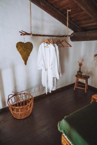 雷东多Monte do Pomar的墙上挂着白色衣服的房间