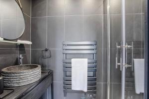 多维尔Castel Saint Clair - Trois Pièces - Deauville Centre的一间带水槽和淋浴的浴室