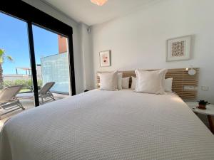 福恩吉罗拉Little Dream - Luxury Beach Retreat的一间卧室设有一张大床和一个大窗户