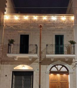 巴里Mivigio的一座带两个阳台和木门的建筑