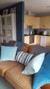 戈尔韦Galway City Lovely 2 Bed Apartment的厨房里配有带枕头的沙发