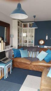 戈尔韦Galway City Lovely 2 Bed Apartment的客厅设有棕色沙发和蓝色的墙壁。