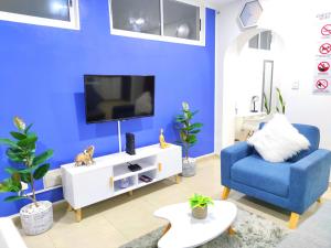 约帕尔Apartaestudio Totalmente Amoblado - Centro的蓝色的客厅,设有蓝色的墙壁