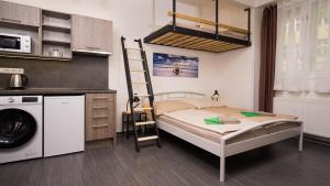 Flying Bed Apartment close to Prague Castle and Airport客房内的一张或多张床位