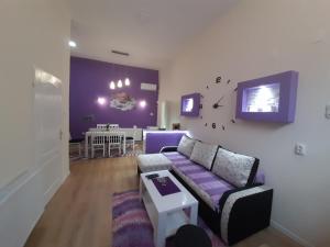 弗尔沙茨Apartman Lela的客厅配有紫色沙发和桌子