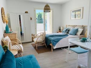 锡尔维玛丽娜Beach apartments Spiaggia Nascosta的一间卧室设有一张床和一间客厅。