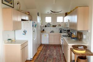 楠塔基特Valleys & Views的厨房配有白色橱柜和冰箱。