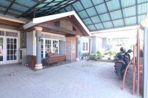TabingNew Bunga Sonsang Homestay Syariah的一座房子,里面停着摩托车,停在庭院里