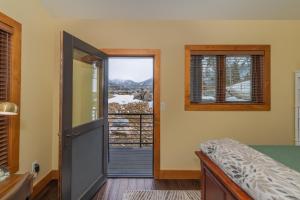 格兰德莱克Modern Grand Lake Luxury的卧室设有通往阳台的门