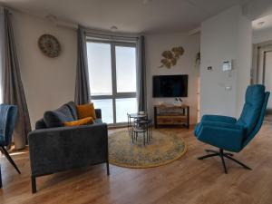 Premium apartment with covered terrace的休息区