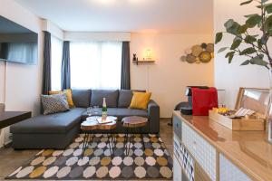 英格堡Spirit Apartments - Studio 2 - Küche - Parkplatz的客厅配有沙发和桌子