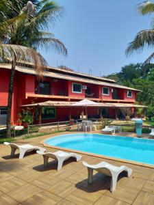 南帕莱巴Sarandy Hotel Eco Parque的一座带游泳池和红色建筑的度假村