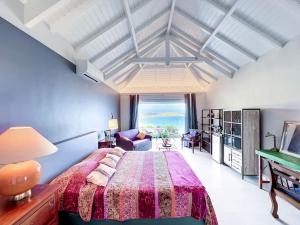 格兰德凯斯Blue Room in a shared Villa Diamant with communal pool and sea view的一间卧室设有一张大床和一个大窗户