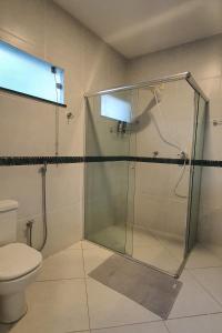 马瑙斯Boulevard的带淋浴和卫生间的浴室
