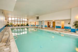 亚查茨Adobe Resort的大楼内一个蓝色的大型游泳池
