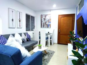 约帕尔Apartaestudio Totalmente Amoblado - Centro的客厅配有蓝色的沙发和桌子