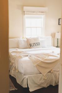 恩塞纳达港La Villa de Adelina的卧室配有一张大白色床和窗户