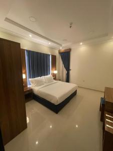 布赖代Reef Al Qassim Hotel Apartments的酒店客房设有床和窗户。