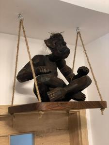 阿伊多夫什契纳RITUAL的摆摆摆架子上的人的雕像