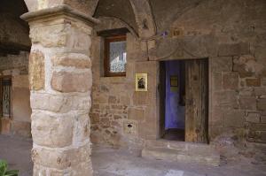 圣保加泰罗尼亚梅杰公寓的一座石头建筑,里面装有木门