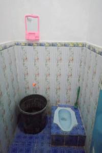 SPOT ON 91371 Wisma Nadira的一间浴室