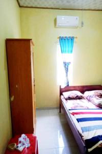 KarbangSPOT ON 91371 Wisma Nadira的一间小卧室,配有床和窗户