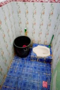 KarbangSPOT ON 91371 Wisma Nadira的一间带卫生间和桶的小浴室