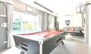 Villa Rajapruek Entire 3 villa with pool near Airport and city center内的一张台球桌