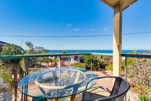 科夫斯港水月海滩度假酒店的一个带桌椅的海景阳台