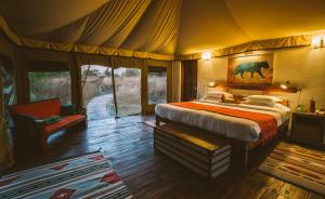 Jamtara Wilderness Camp - Pench National Park客房内的一张或多张床位