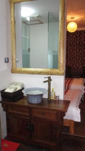 夏河县德吉园酒店的浴室设有水槽和梳妆台上的镜子