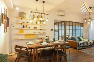 胡志明市Oui! Oui! Saigon Apartment - Rivergate Residence的用餐室以及带桌椅的起居室。