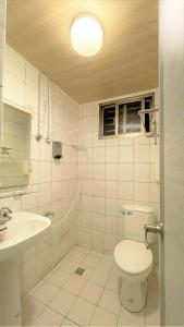 台中市逢甲旅树的白色的浴室设有卫生间和水槽。