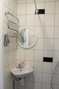 耶德库安特Namai Juodkrantėje的一间带水槽和镜子的浴室