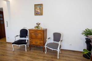 LipnicaAgroturystyka Piechowscy的客厅配有两把椅子和梳妆台