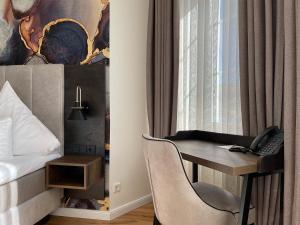 Brilon-WaldSchlosshotel Brilon-Wald的酒店客房配有书桌和床。
