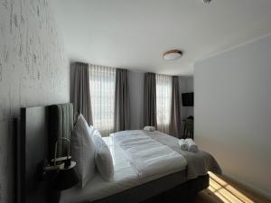 Brilon-WaldSchlosshotel Brilon-Wald的一间卧室配有带白色床单和枕头的床。