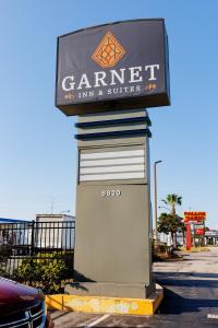 奥兰多Garnet Inn & Suites, Orlando的停车场车库的标志