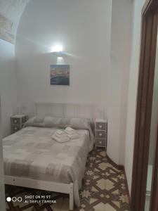 滨海波利尼亚诺Casa Di Antonio的一间卧室配有床和2个床头柜