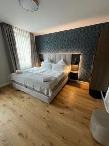 Brilon-WaldSchlosshotel Brilon-Wald的卧室配有一张白色大床