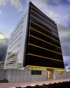 迪拜阿尔萨拉巴酒店的一座高大的建筑,上面写着一个安妮娅酒店