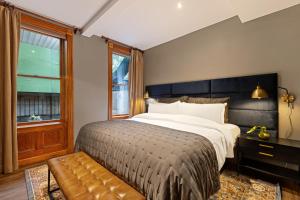 纽约The Historic Blue Moon Hotel - NYC的一间卧室设有一张大床和一个窗户。