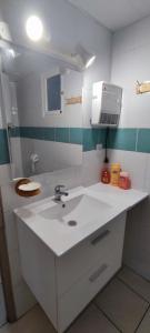 吕内尔Appartement 45 m² proche du centre ville的浴室设有白色水槽和镜子