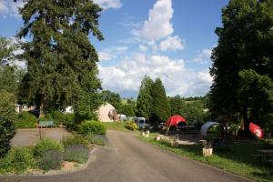 尼德布龙莱班Domaine du Heidenkopf的通往帐篷和树木林立的营地的道路