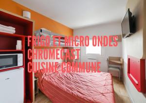 萨塞勒Premiere Classe Paris Nord - Sarcelles的卧室配有一张挂有红色标志的床铺