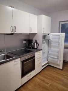 Schöne, gemütliche möblierte 2 Zi Wohnung in RGB的厨房或小厨房
