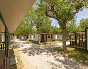 利多但丁科拉塞野营酒店的营地的一排移动房屋