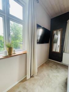 腓特烈港aday - Private room - Frederikshavn Center的客厅设有窗户和镜子